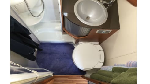Modern Camper, automatic with air conditioning, TV and bicycle lift💪 fully equipped!