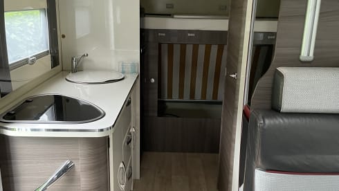 Beautiful, spacious and luxurious camper with awning and air conditioning for the whole family (6 pers