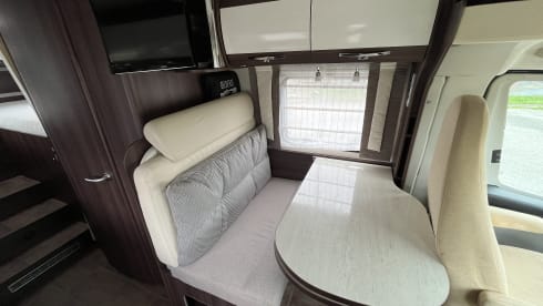 Joep – Luxe Bürstner camper > KINGSIZE BED  (TV-AIRCO-VRIJE KM)