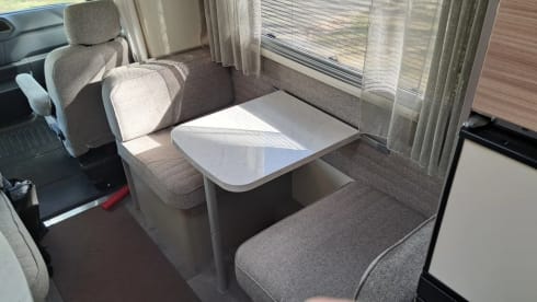 C28 – Zeer luxe 6 pers. Ahorn ,stapelbed, 2x Airco