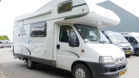 Hymer Alcove Sleeps 5, Seats 5!!