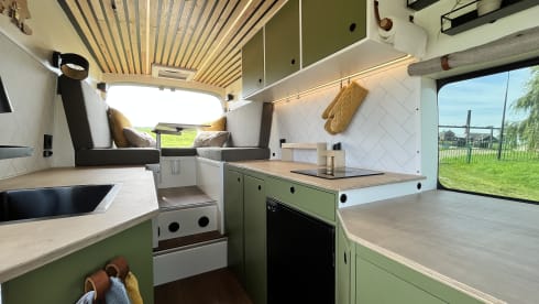 Nomad – Luxe Off-Grid Ford Transit – Airco – 6 kWh – Vrij Kamperen
