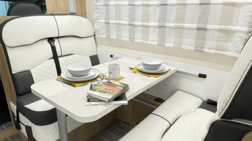Astrid – Luxury 4-6 Berth Roller Team Auto-Roller 747 Manual - Fully Insured