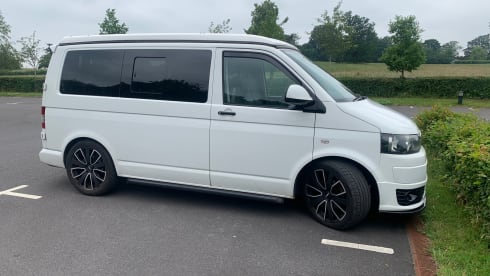 VW T5 campervan 4 berth/6 seats