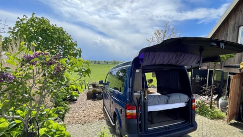 Bommeltje VW T5 met extra ruime leefruimte door verlengde versie. Uniek in de verhuur!  – VW T5 extended version with large lifting roof  