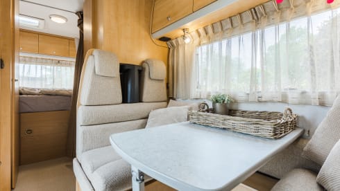 Alkoof King –  Fully equipped 6p camper with roof air conditioning and automatic leveling system