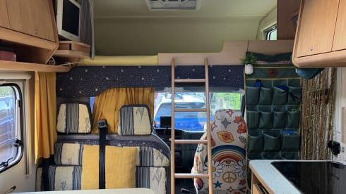 Little Miss Sunshine – Sunny spacious family camper with bed (6 persons)