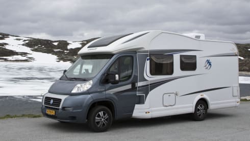 Beautiful 4 person Knaus Skywave