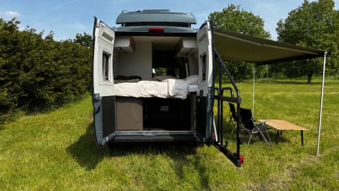 MOBILHOMIE – Campervan Burstner automatic met popup dak (4 slaapplaatsen)