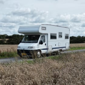 Brembus – Fijne, grote en complete familie (6 persoons) alkoof camper