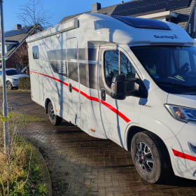 Half intergraal camper Sunlight T67S  4 slaapplaatsen