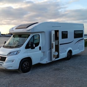 Auto-Home – 5 berth Roller Team semi-integrated from 2021