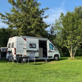 De rustige reiziger – Camping-car Peugeot Boxer Buscamper 2 personnes (avec porte-vélos)