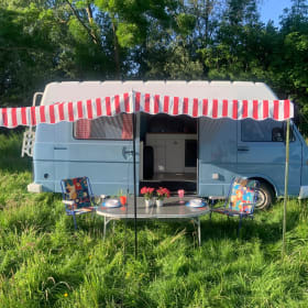 Schöner Volkswagen Buscamper, bereit für Abenteuer!