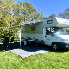 Met nieuwe navigatie, garage, airco en fietsendrager  – Comfortabele camper met fietsendrager, navi en airco