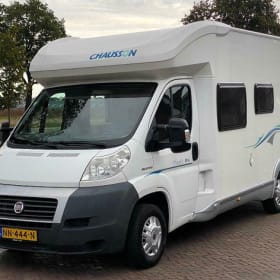 Spacious 4 person Fiat Camper Chausson Flash with French bed & lift bed