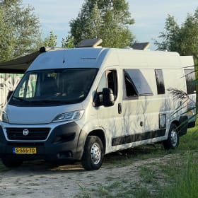 Vini  – Prachtige jonge luxe 4-persoons buscamper met airco