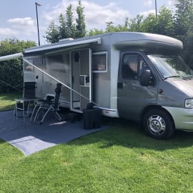 Zeer ruime nette camper – Camping-car très spacieux, confortable et complet