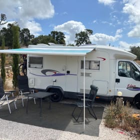 Neat and complete 4-person camper from 2001