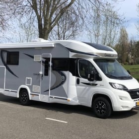 Geniet van ‘Camper Exclusief’ 💃🏻 – Super gave Camper CHAUSSON met een Queen size bed.