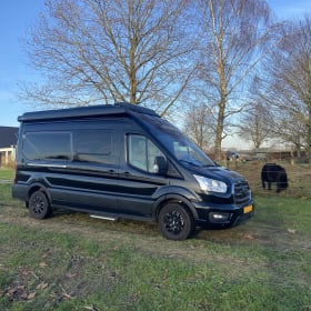 mooie bus 2 persoons Ford camper uit 2023 met luxe inrichting