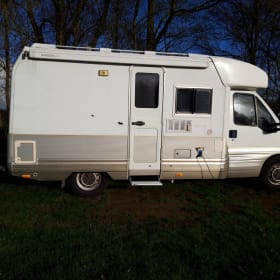 Fully equipped 4-person semi-integrated motorhome with experience