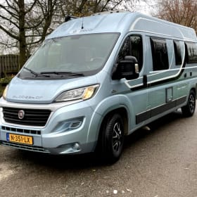 Buscamper Globecar 600L met lengtebedden, voor 2 personen. Hond toegestaan.