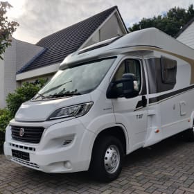 Luxury 2/3 person Carado T377 semi-integrated from 2015 with single beds