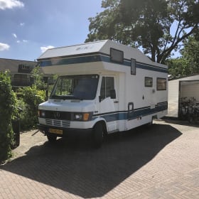 Dolly – Luxury retro '87 Mercedes on LPG / petrol