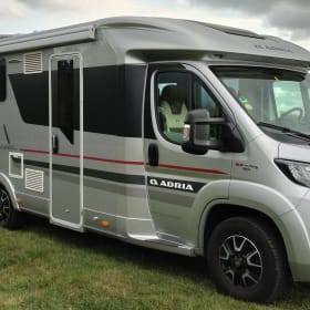 La Dulce Vida – Mooie Adria automaat Coral 670 platinum half integraal uit 2017