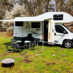 Knausie – Nette, Compacte Vierpersoons (gezins-)Camper met twee vaste bedden