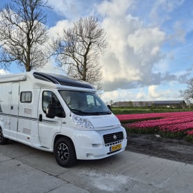 Mooie compacte 2 persoons camper met enkele bedden.