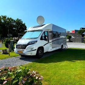 Sunny – Magnifique camping-car Sunlight T65 spacieux pour 4 personnes, modèle intégré de 2018 avec de nombreuses options.