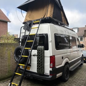 Adventure Van – Volkswagen Crafter 2.0TDI 4 places, version tout-terrain 100% électrique, construction personnalisée 