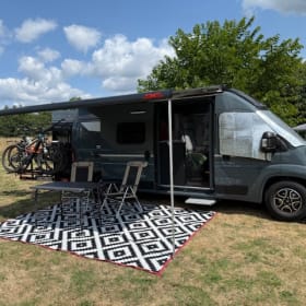 2p Adria Mobil bus uit 2025