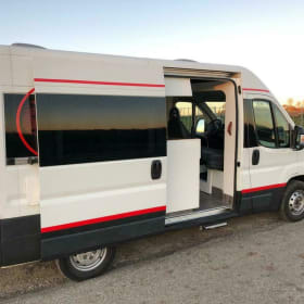 praktisch klassifizierter Buscamper,