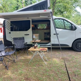 SchaafBus – Gezellige buscamper met slaap hefdak met prachtige inrichting