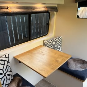 2p Renault campervan uit 2012