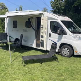 3p. Compact, complete and comfortable Sunroof Dethleffs semi-integrated.