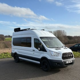 Yeti – 4-persoons Ford Tranist Mk8 Off Grid-camperwagen uit 2017