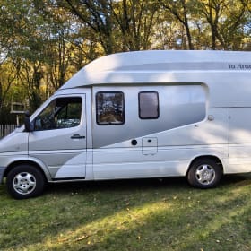 2-person Mercedes-Benz bus from 2002