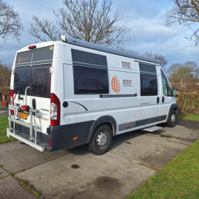 Kompakter und gemütlicher 2-Personen-Citroën Jumper Globecar-Bus aus dem Jahr 2015