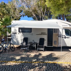 Luxus-Wohnmobil mit Klimaanlage und separatem Schlafbereich