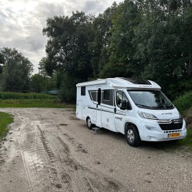 Bob – 3p Adria Mobil semi-integrated uit 2023