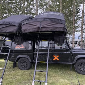 Black Betty – Defender 130 mit zwei Dachzelten