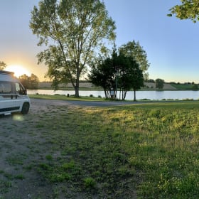 Ervaar de vrijheid van een compacte buscamper