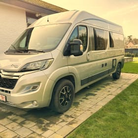 Onze Pössl :-) – Buscamper (2020) met fietsendrager, bedden- en linnengoed.