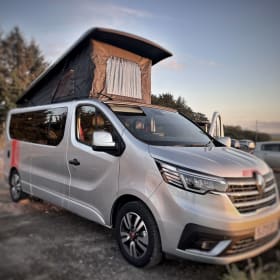Van Damme – Renault traffic LWB luxury campervan ( 2 adults & pet friendly  )
