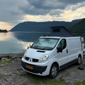 2p Renault campervan uit 2011