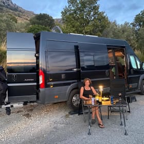 Sfeervolle buscamper voor lange mensen